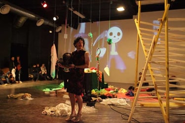 Adrien Solis en robe chinoise et perruque bouclée brune | Permission refusée | David Noir | Photo Bernard Bousquet