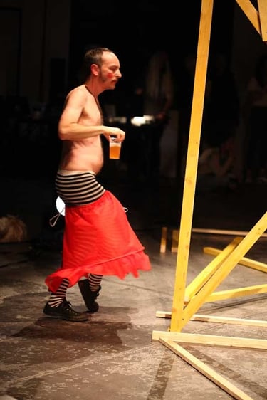 Adrien Solis en collant rayé une bière à la main | Permission refusée | David Noir | Photo Bernard Bousquet