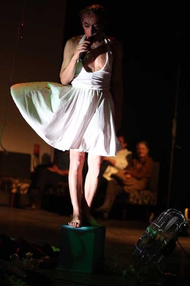 David Noir en robe de Marilyn dans "Sept ans de réflexion" | Permission refusée | David Noir | Photo Bernard Bousquet