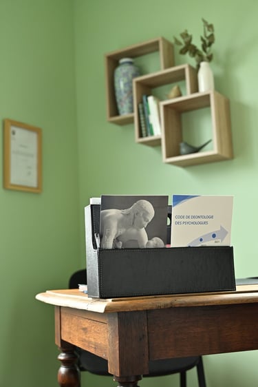 Détails du cabinet et du bureau avec un  fond vert