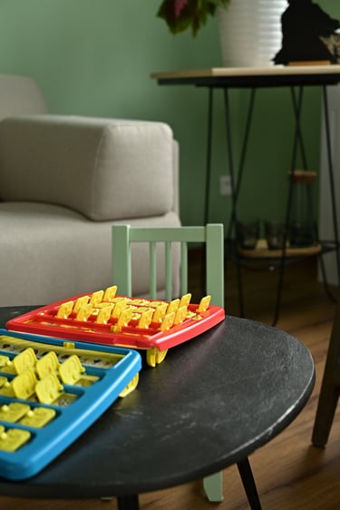 Détails du cabinet chaise verte avec jeu qui est ce ?