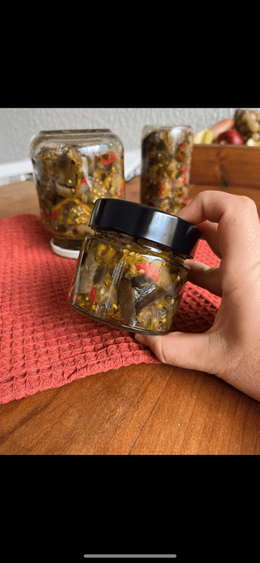 antepasto conserva de berinjela com azeite em pote de vidro tampado