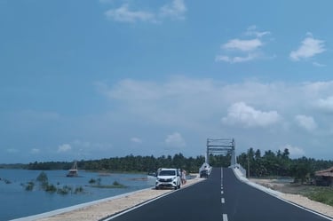 AR Resto Jembatan Ranggajipang menyajikan Pindang Gunung & Cobek Hott Jeletot dengan view dermaga