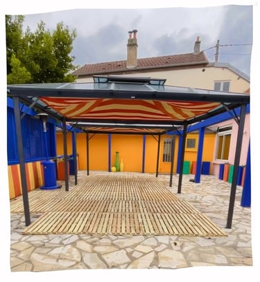 Confection de tonnelles sur mesure aux motifs inspirés de l’esthétique marocaine et de la maison Saint Laurent.