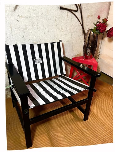 Rénovation d’un fauteuil Safari Hylinje Mobler (1970), retapissé avec un tissu upcyclé de qualité.