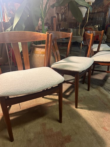 Restauration de galettes de chaises suédoises avec un tissu moumoute pour un confort doux et moderne.