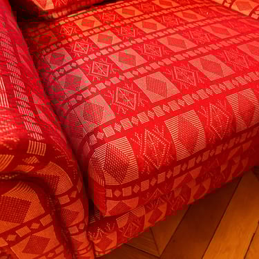 Restauration d’un canapé tapissé avec des tissus africains haut de gamme d’Aïssa Dione.