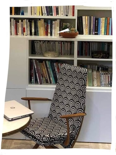  Rénovation d’un fauteuil scandinave des années 60-70, tapissé avec un tissu à motif coloré.