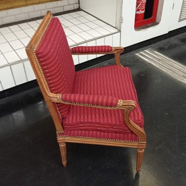 Restauration d’un fauteuil Louis XV avec un tissu africain designé par Aïssa Dione et une finition cloutée artisanale.