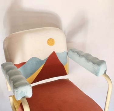 Fauteuil artistique Gatou, pièce unique aux couleurs pop et illustrations solaires.