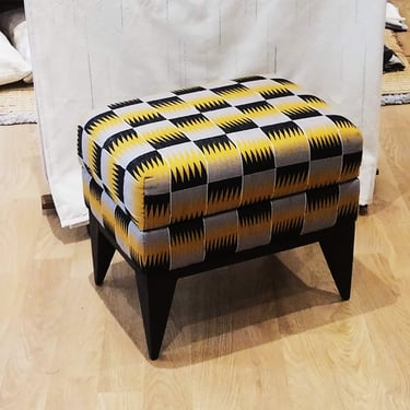  Rénovation d’un pouf ottoman avec un tissu japonais à motifs traditionnels.