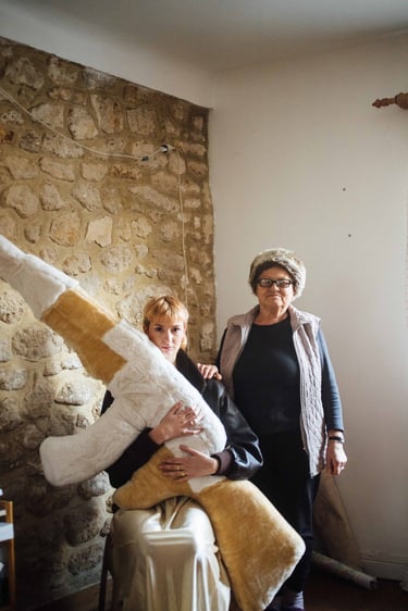  Pièce unique signée Gatou : une kalachnikov-coussin en moumoute, détournement artistique d’un symbole de guerre.