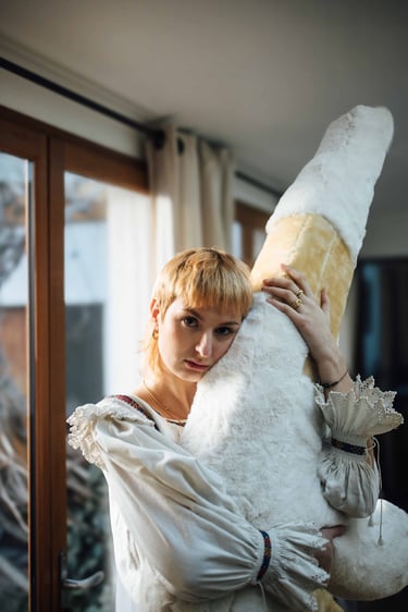 Kalachnikov en tissu, création artistique transformant une arme en objet rassurant et intime.