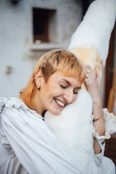 Œuvre d’art unique : kalachnikov en tissu moumoute (1m50), une pièce engagée sur notre rapport affectif à la guerre et au réc