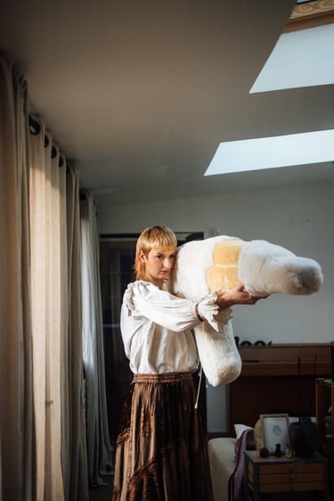 Kalachnikov en tissu doux (1m50), entre arme et doudou, une réflexion sur la tension entre violence et apaisement.