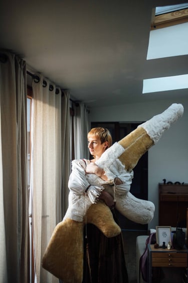 Kalachnikov en tissu doux (1m50), entre arme et doudou, une réflexion sur la tension entre violence et apaisement.