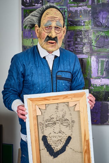 Kunstenaar Henk Tieten werkt aan een schilderij in zijn atelier