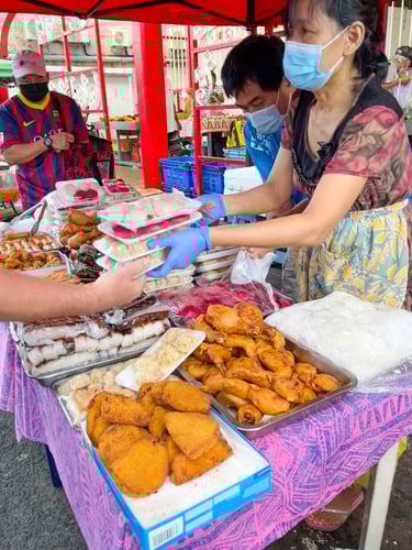 Marché chinois local en Polynésie avec des étals colorés de produits frais et d’ingrédients traditionnels.