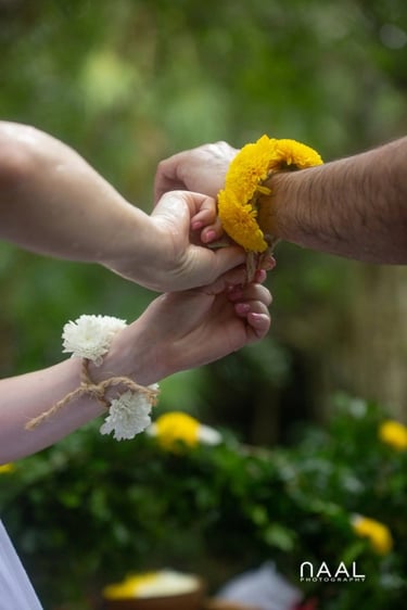 amarrede de brazaletes de flores en una ceremonia de boda maya