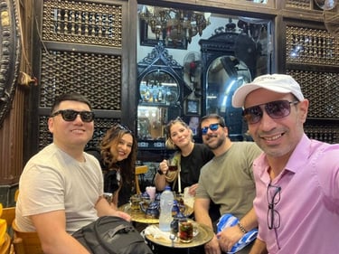 alt+Turistas brasileiros sentados no El Fishawi Cafe no Khan el-Khalili durante viagem ao Egito.Guia