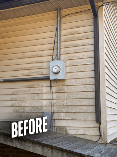 A vinyl house before a soft wash