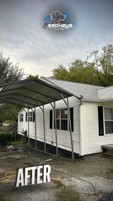 A white vinyl house after a soft wash cleaning