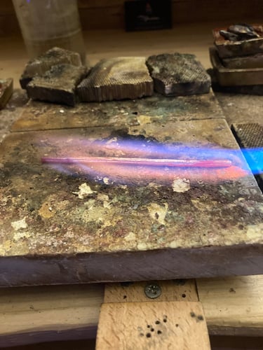 fabrication de corps de bague avec chalumeau et sa flamme ardente dans l'atelier de Maxime artisan bijoutier 