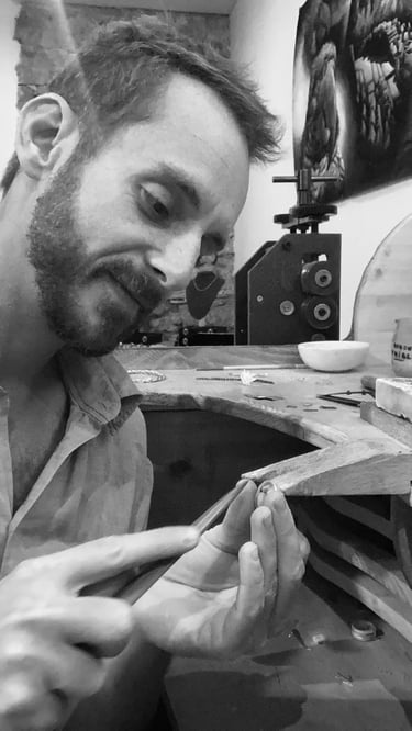 Maxime artisan d'art joaillier créateur de bijoux éthiques en france| Ethical jewellery designer and master art jeweller 