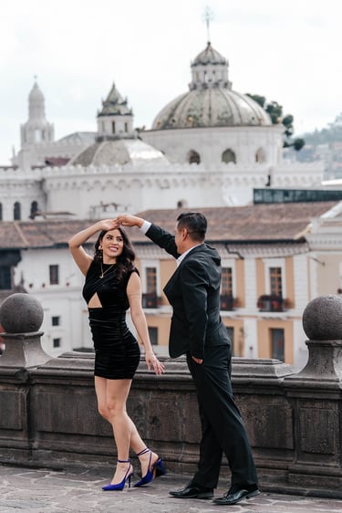Retrato de cuerpo entero de novio haciendo bailar a su novia en frente de una iglesia