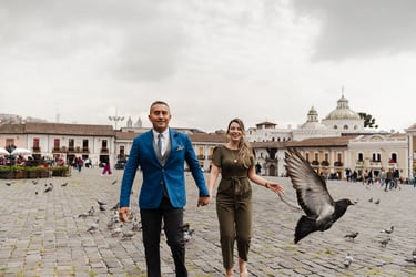 Fotografía de bodas de pareja de casados caminando en Quito, Ecuador