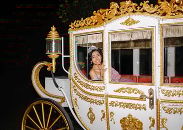 Sesión de fotografía profesional de una quinceañera en carruaje de Quito Ecuador