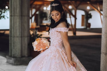 Fotografía de sesión nocturna de quinceañera en Quito