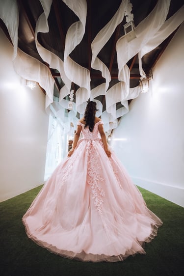 Quinceañera mostrando su vestido en hermosa hacienda de Quito