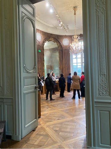 Visite guidée du musée Rodin à Paris : visiteurs découvrant le salon boisé et les sculptures.