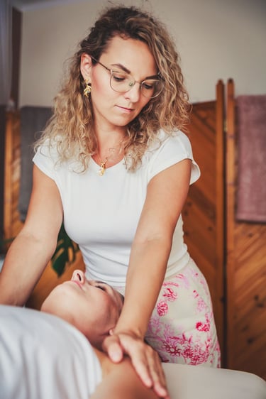 Emilia Tura wykonuje masaż w Jaworznie, metodą Lomi Lomi Bodywork