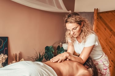 Emilia Tura wykonuje masaż w Jaworznie, metodą Lomi Lomi Bodywork