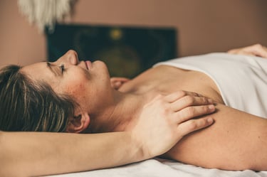 Emilia Tura wykonuje masaż relaksacyjny w Jaworznie