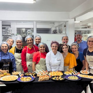 Viviane compartilhando sua trajetória com mesa de finger food