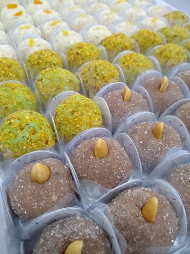 brigadeiros de caju, pistache e limão siciliano