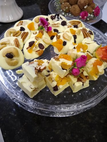 Mendiants e bombons com frutas secas