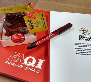 cupcake de chocolate com ganache em caixa personalizada para lembrança das faculdades qi