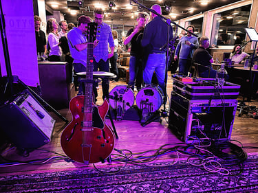 Gibson rouge es-135 pour Pytom en concert