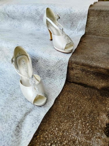 fehér bevonulószőnyeg