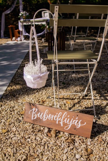 fehér bevonulószőnyeg