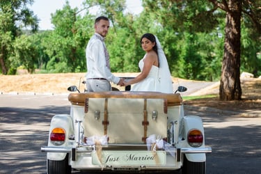 photos de couple Aix-en-Provence dans la voiture des mariés - For My Love