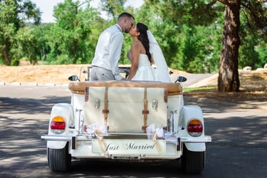 photos de couple Aix-en-Provence les mariés s'embrasse dans la voiture- For My Love