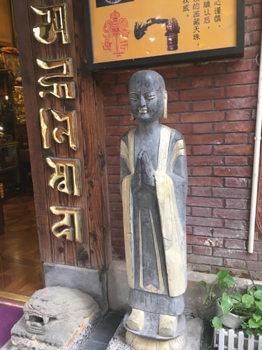 zoom in on the statue to fill the square