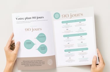 page intérieure du livre d’exercice de humania retraite tenu par une personne dont on voit seulement les mains
