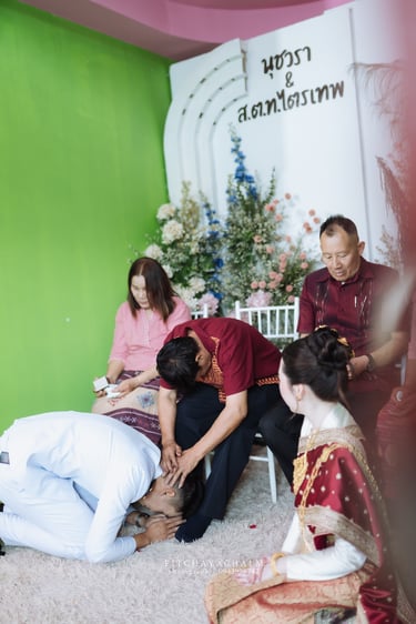 พิธีไหว้ผู้ใหญ่แบบล้านนา เจ้าสาวกอดคุณพ่อในงานแต่งงานจังหวัดน่าน
