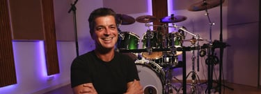 noel-geide-im-studio-vor-drumset